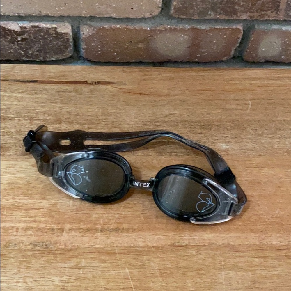 Swimming goggles
